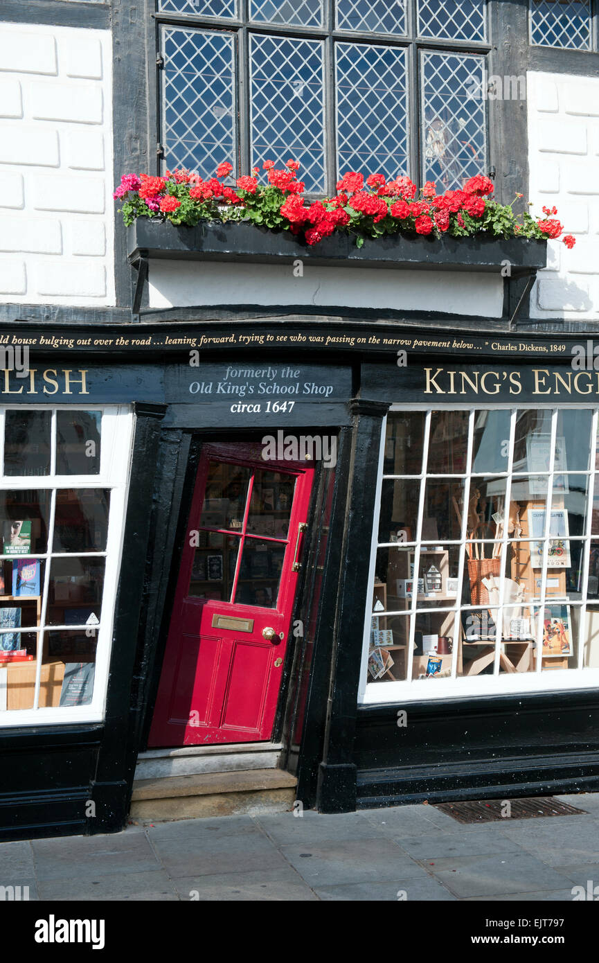 La storta porta del vecchio King's school shop in Canterbury Kent England europa Foto Stock