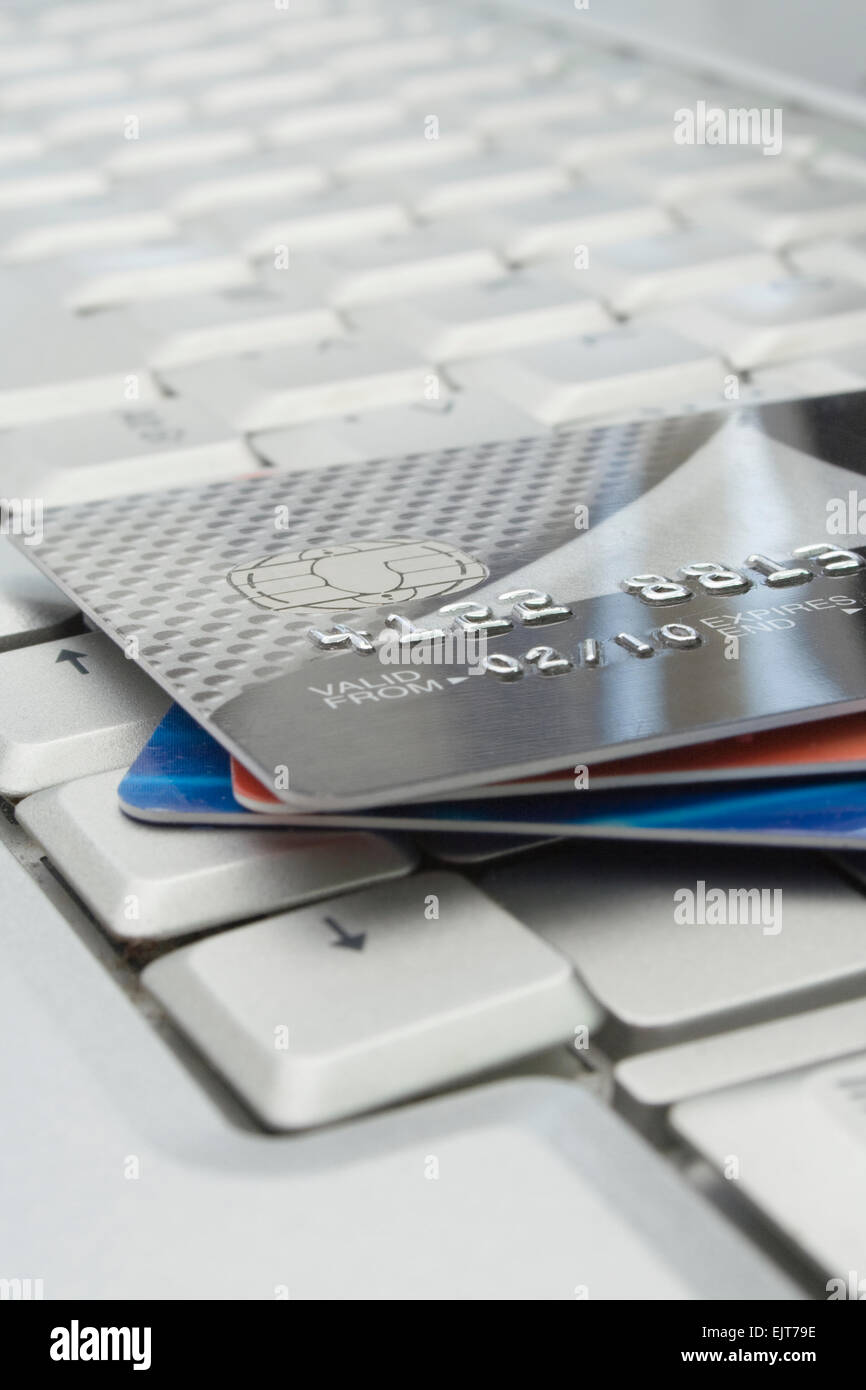 Un gruppo off le carte di credito e carte bancarie su una tastiera portatile, Foto Stock