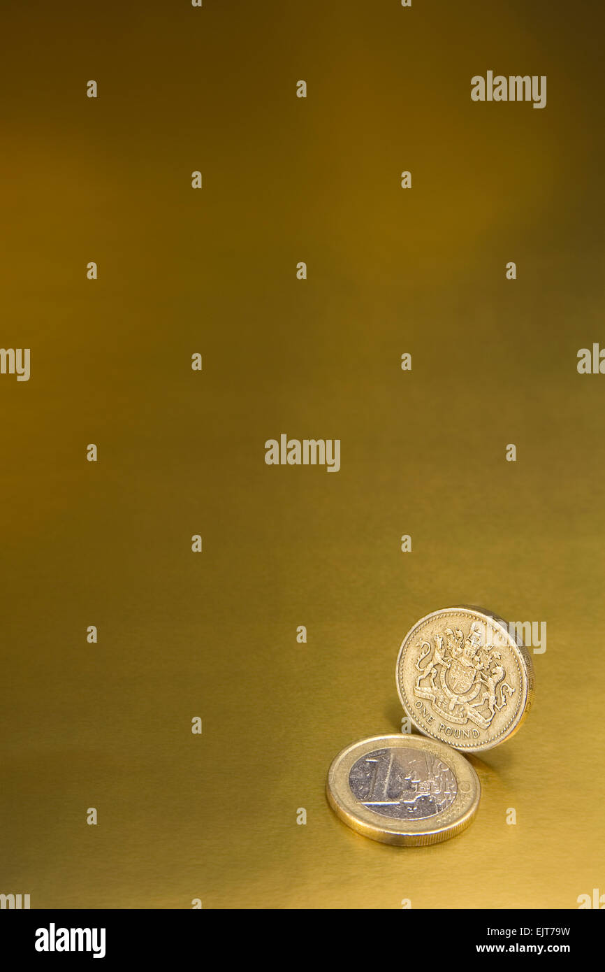 British una libbra e una delle monete in euro Foto Stock