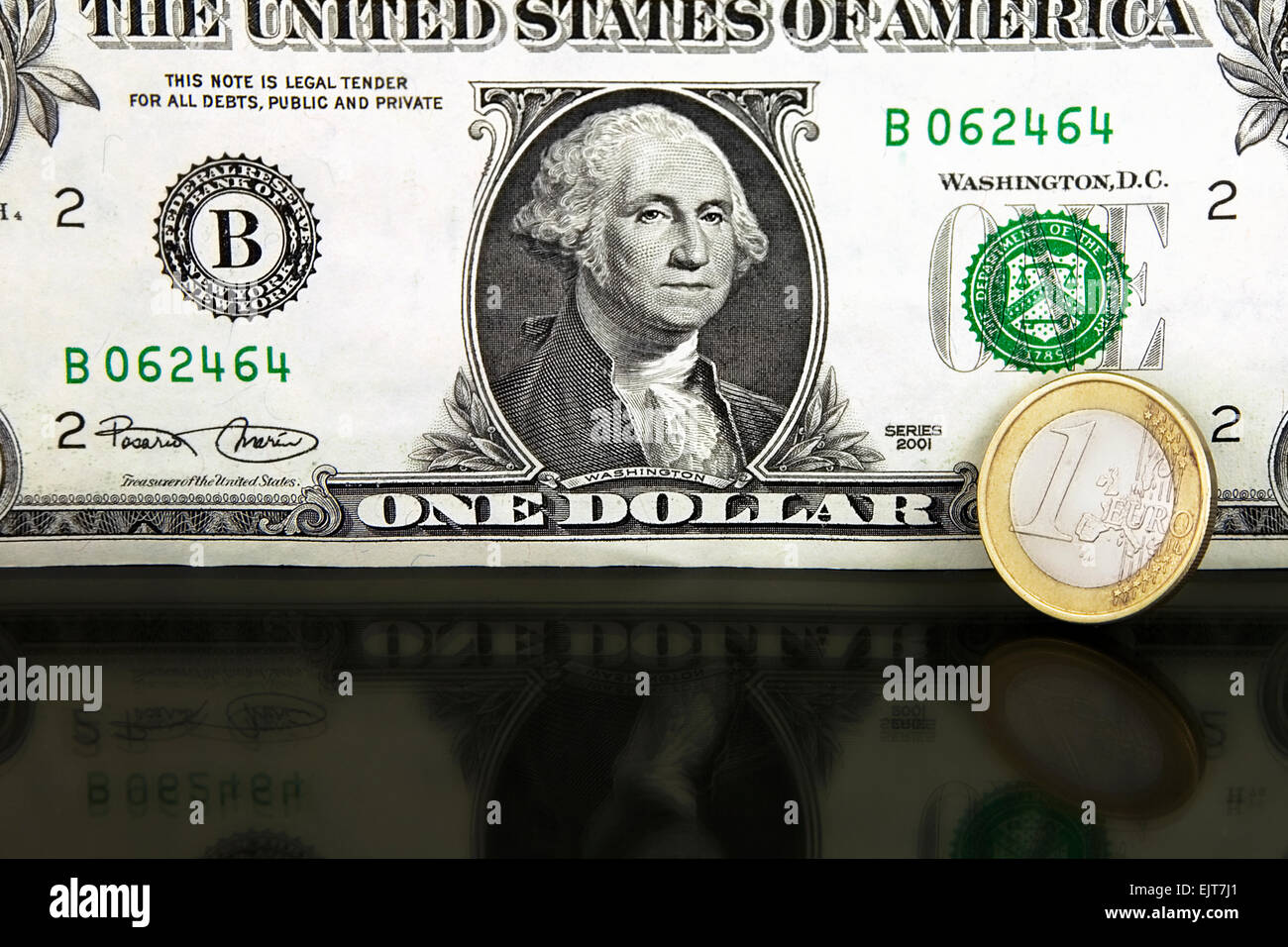 American un dollaro Banca nota con una moneta in euro Foto Stock