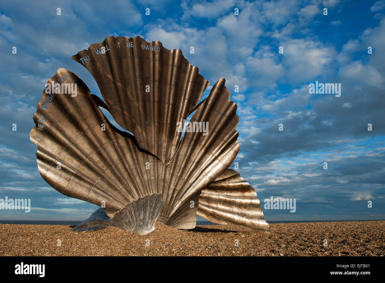 La dentellatura, una scultura per celebrare Benjamin Britten da Maggi Hambling, spiaggia di Aldeburgh Suffolk England Regno Unito Europa Foto Stock