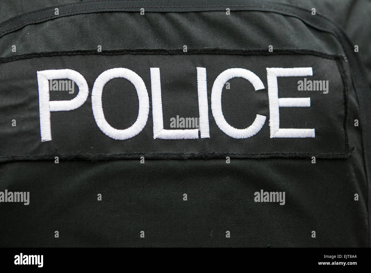 Segno di polizia indossato sul retro dell'uniforme Foto Stock