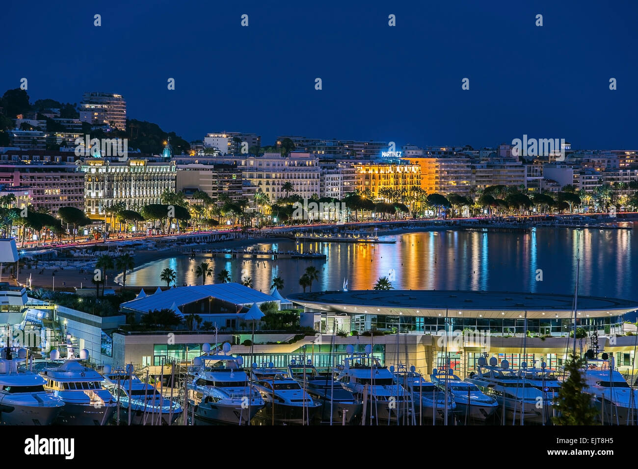 La città di Cannes ora blu Foto Stock