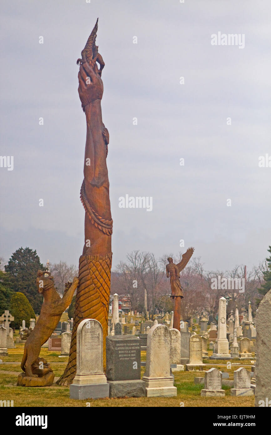 Gli accordi di Dayton in legno Scoggins Art Nouveau monumento funerario sculture incorporato tra tombe @ Glenwood Cemetery, Washington DC. Foto Stock