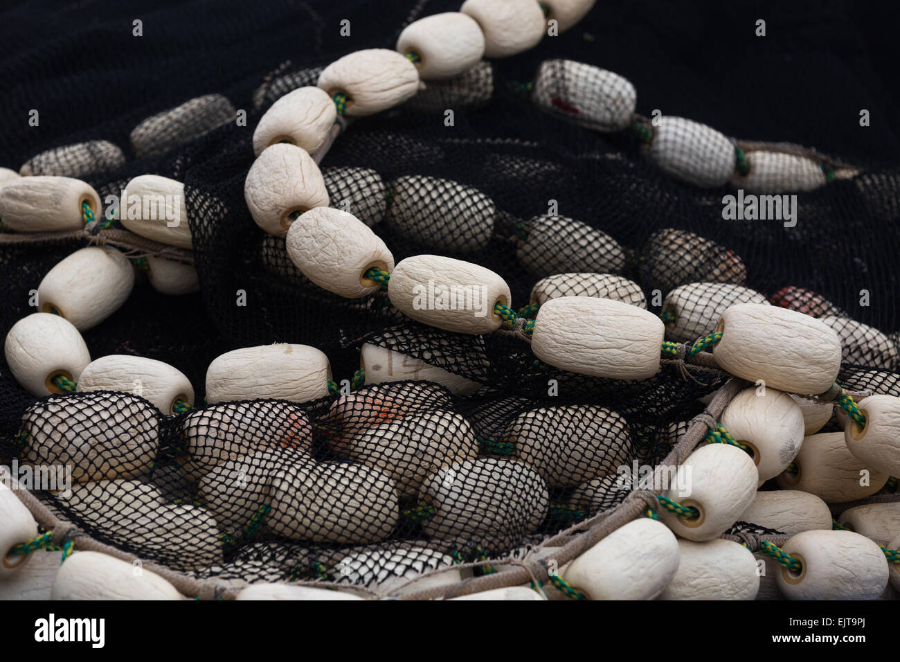 Vecchia rete da pesca e galleggianti bianchi Foto Stock