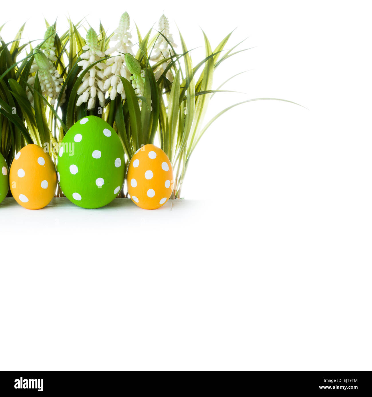 Le uova di pasqua nascoste in erba Foto Stock