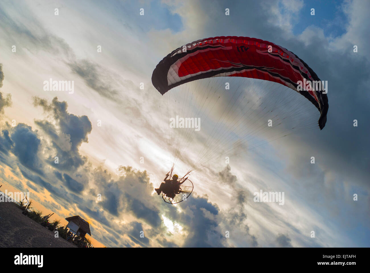 Tramonto da una vista a volo di uccello di un parapendio in Parang Tritis beach a Yogyakarta Foto Stock