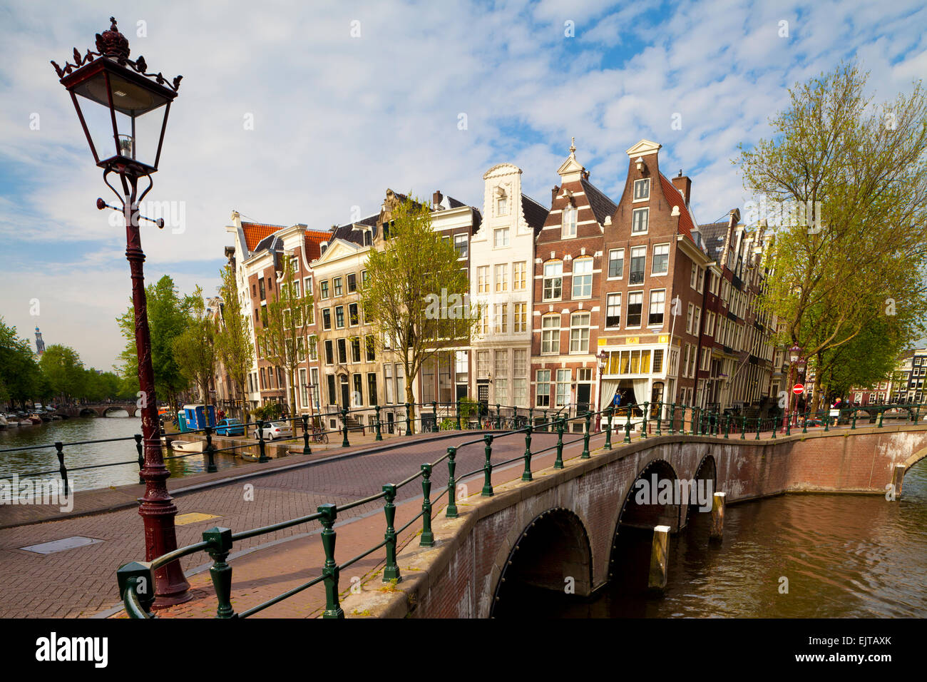 Case storiche e ponte lungo il canale Keizersgracht, Amsterdam, Paesi Bassi Foto Stock