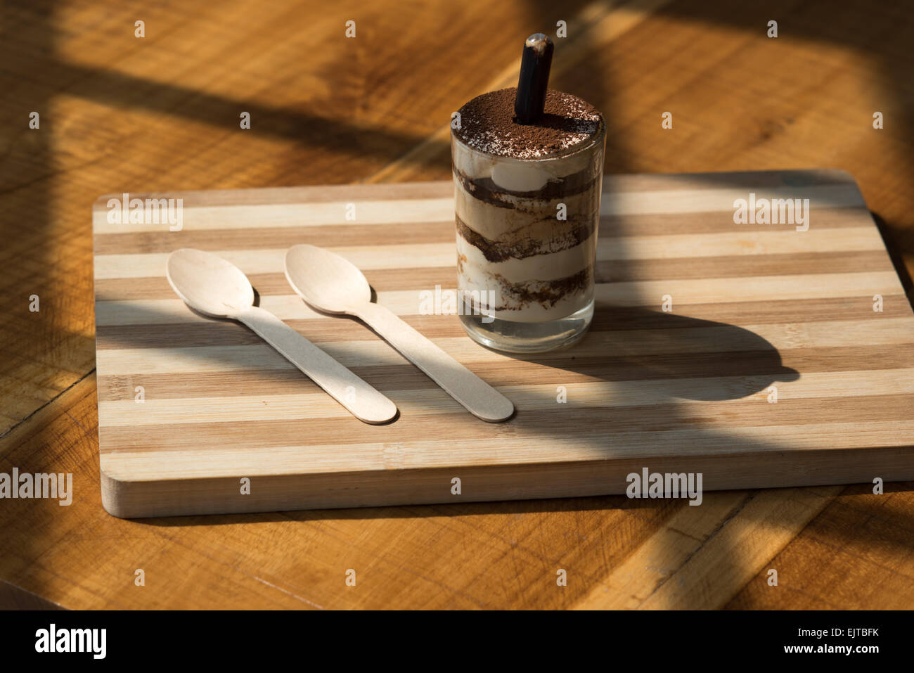 Il tiramisù è un famoso caffè aromatizzato con dessert italiano. Foto Stock