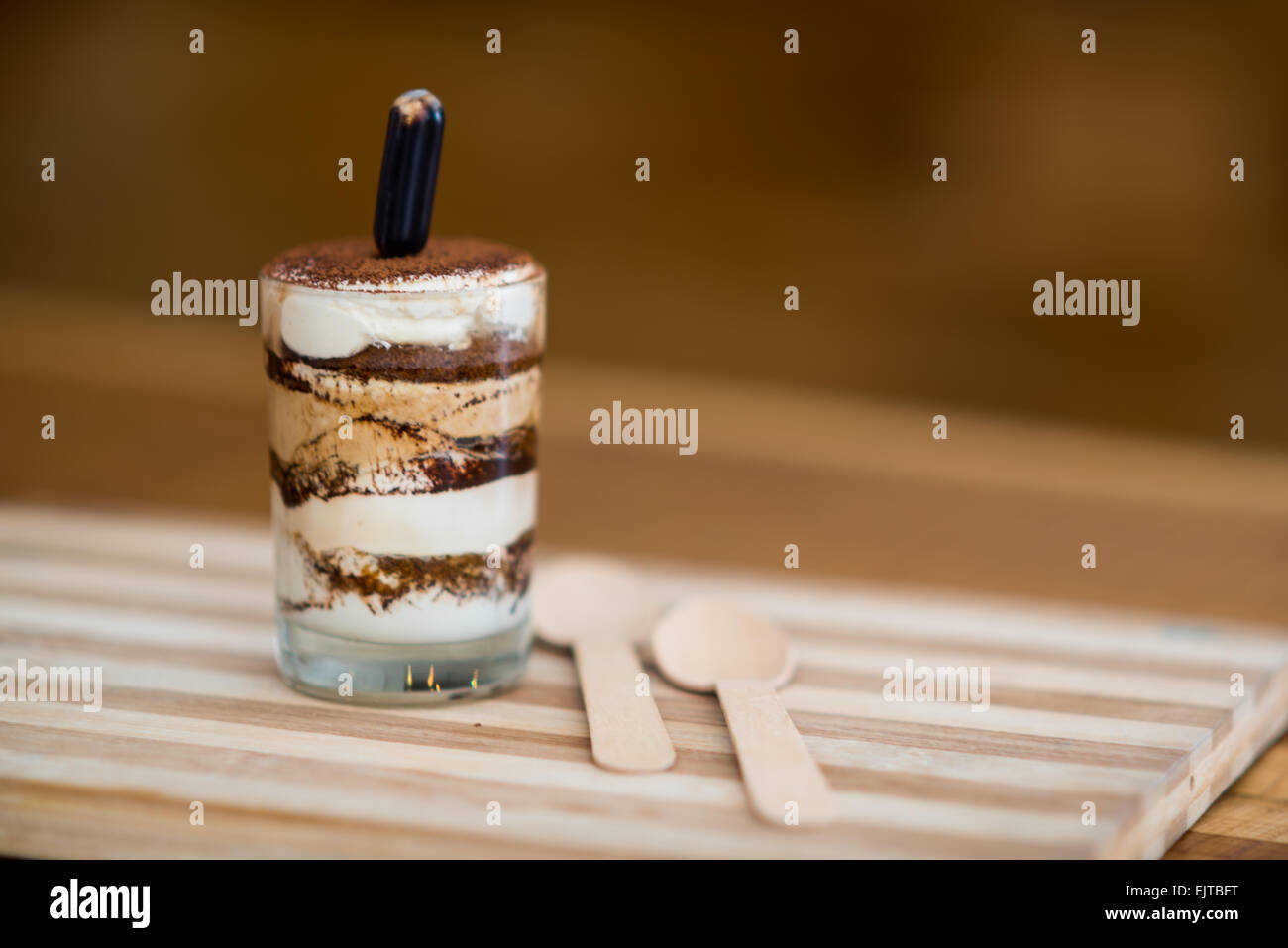Il tiramisù è un famoso caffè aromatizzato con dessert italiano. Foto Stock