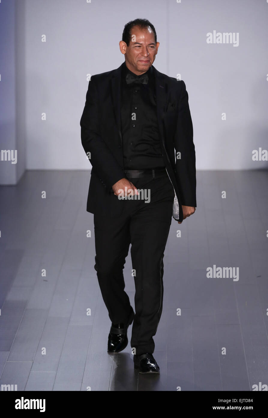 Designer Lazaro Perez passeggiate pista di Lazaro fashion show durante l'autunno 2015 Collezione Nuziale Foto Stock