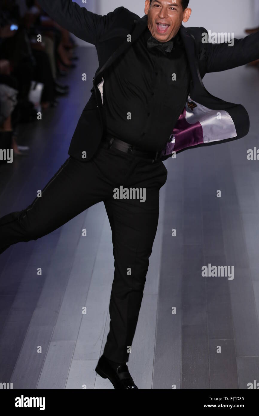 Designer Lazaro Perez passeggiate pista di Lazaro fashion show durante l'autunno 2015 Collezione Nuziale Foto Stock