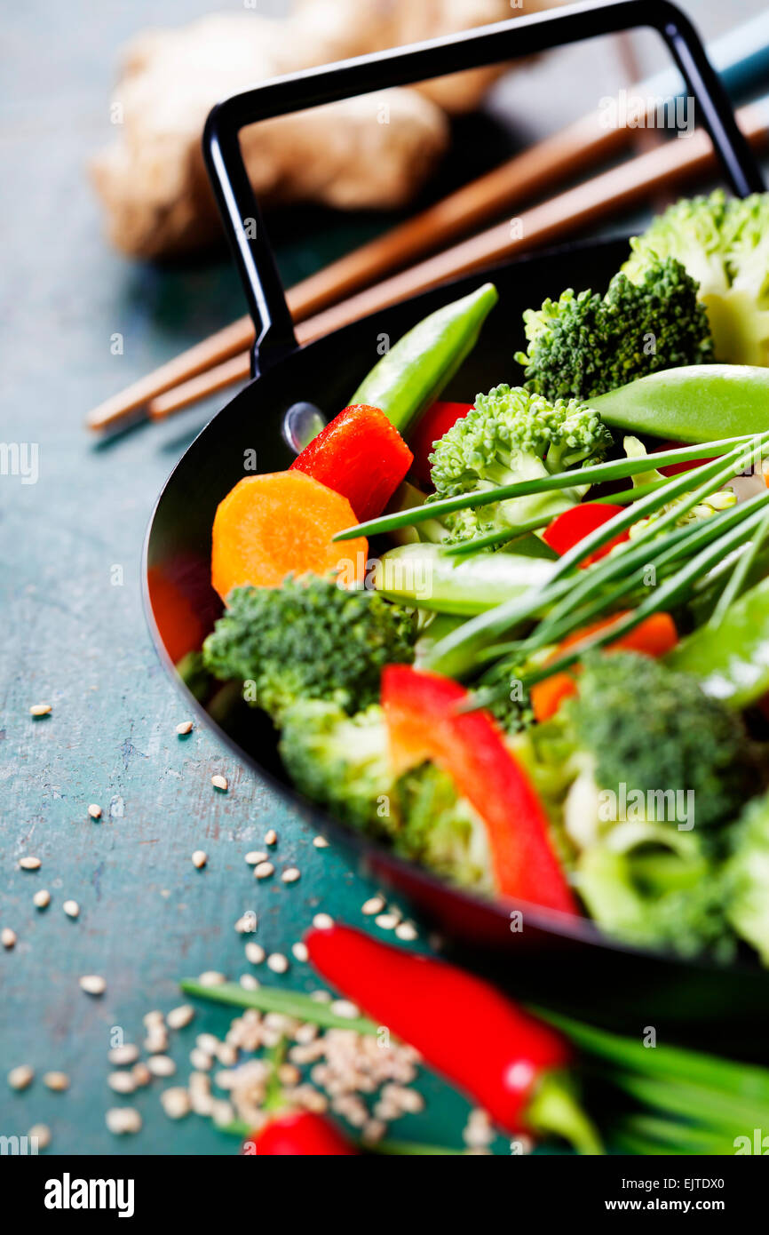 Cucina cinese. La cucina wok verdure. Wok vegetariano Foto Stock