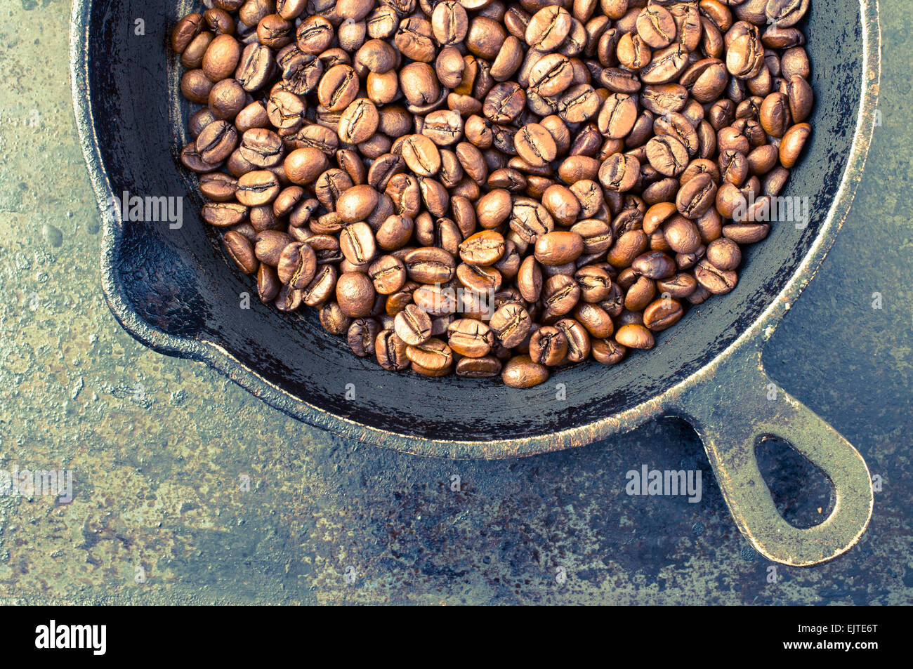 Torrefazione di caffè in una padella in cucina Foto Stock