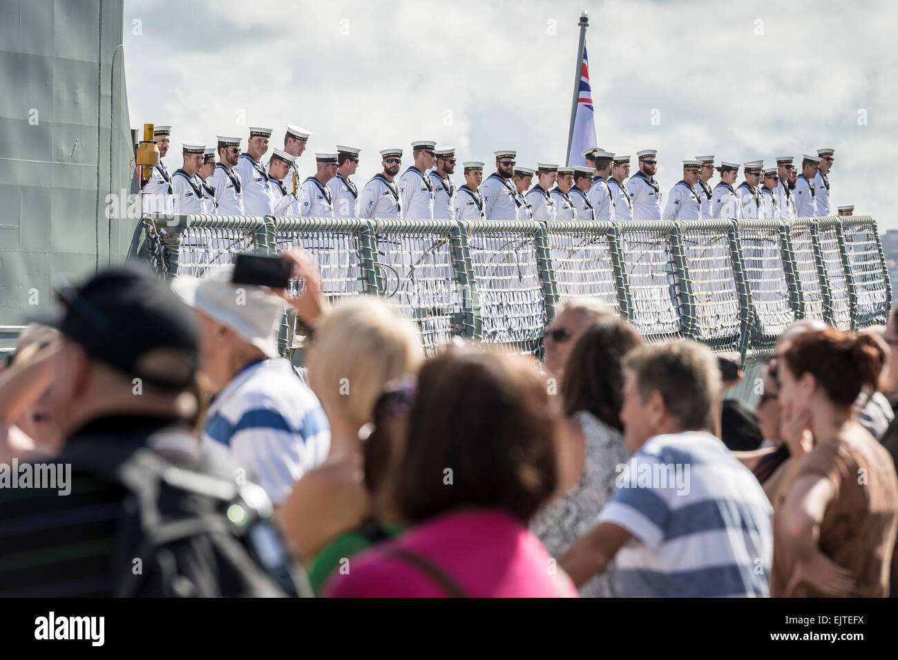 Sydney, Australia - 01 Aprile 2015: di ufficiali e di membri dell'equipaggio la linea i ponti della fregata HMAS Newcastle a Isola Giardino Base Navale, Sydney. Credito: MediaServicesAP/Alamy Live News Foto Stock