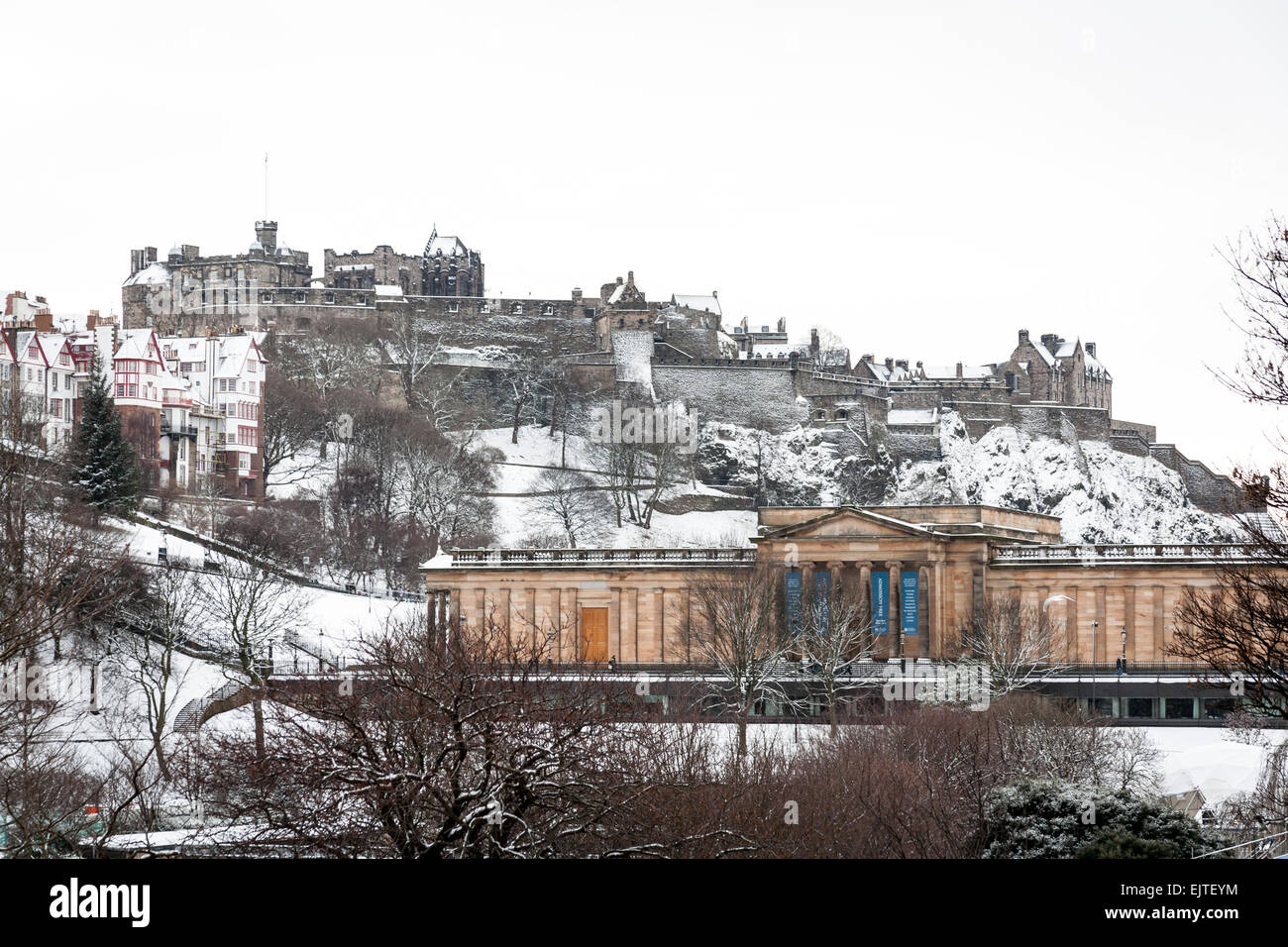 Vista la Scottish National Gallery e il castello di Edimburgo in inverno. Foto Stock