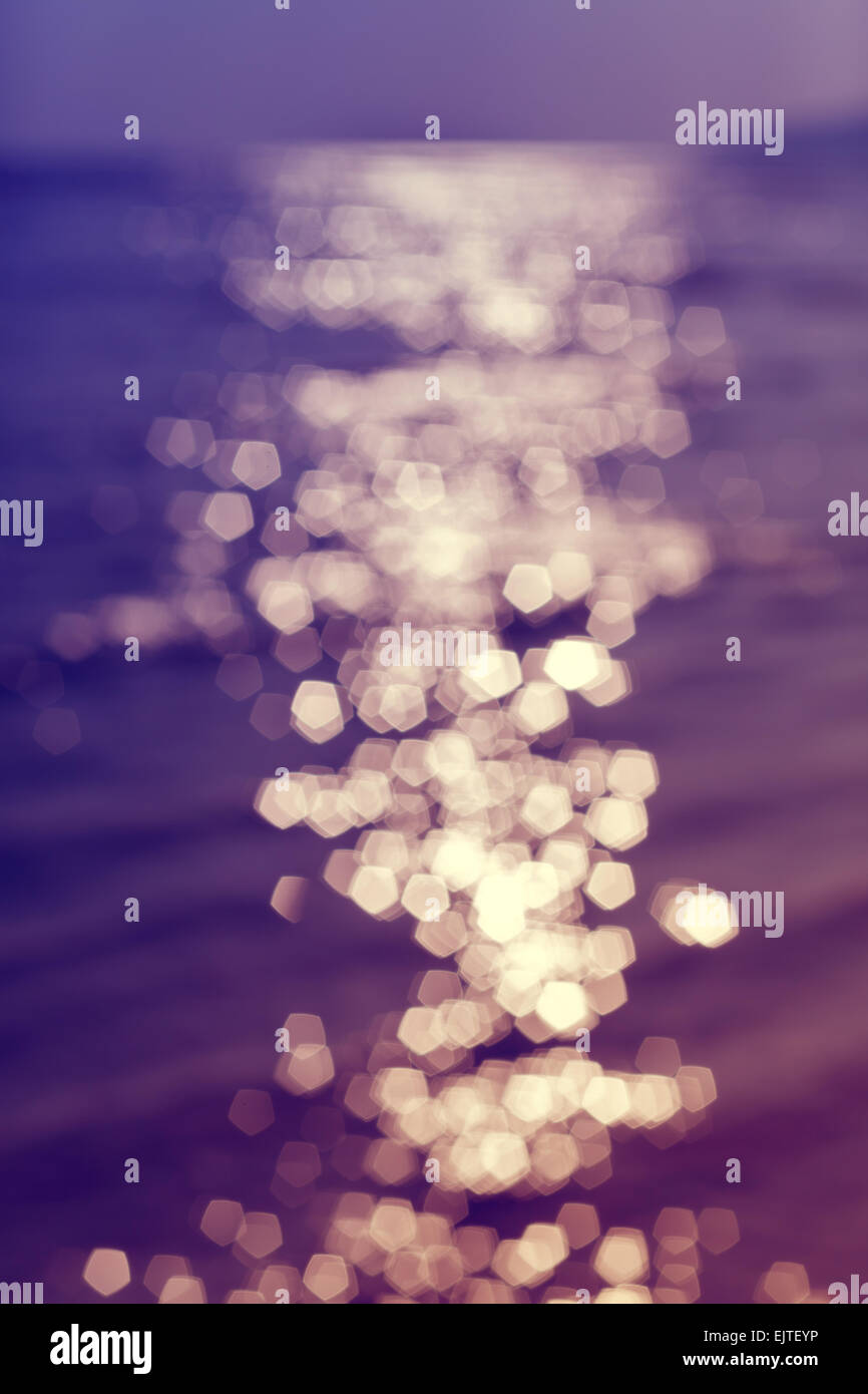 Riflessione sfocata in acqua, bokeh di luce sullo sfondo astratto. Foto Stock