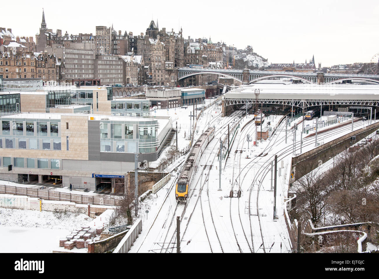 Edimburgo in serie invernale con questo uno che guarda verso il castello di Edimburgo, con la stazione ferroviaria di Waverley in primo piano. Foto Stock