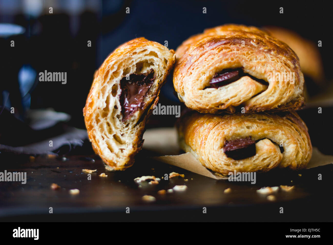 Croissant al cioccolato pain au chocolate pasticceria Foto Stock