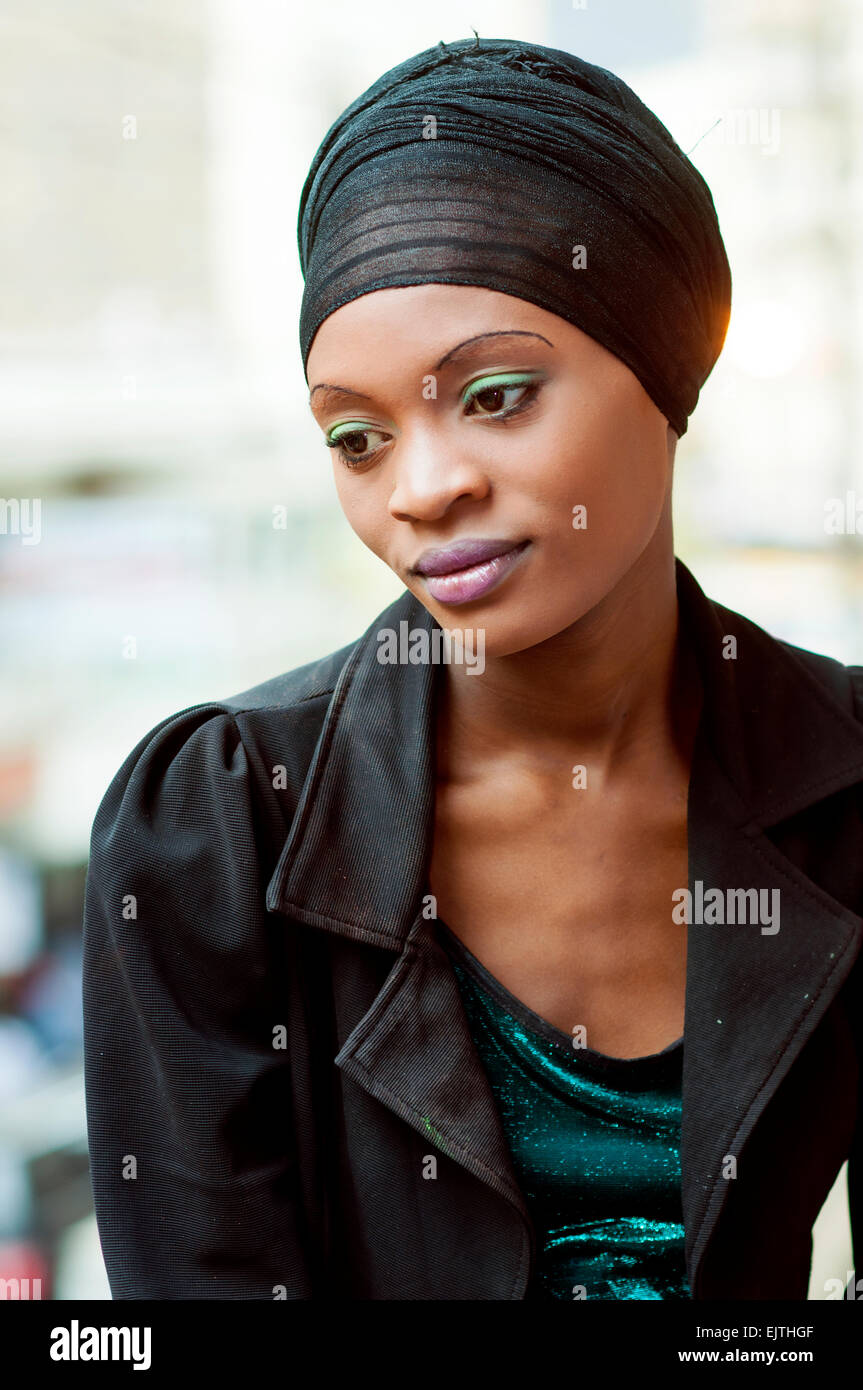 Giovane Donna Keniota Nel Centro Di Nairobi Foto Stock Alamy