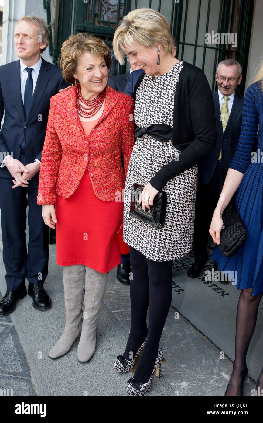 Bruxelles, Belgio, 31 Mar, 2015. La principessa Margriet (L) e la principessa Laurentien dei Paesi Bassi partecipa alla cerimonia di premiazione del 'ECF Princess Margriet Award per la cultura", Premio della Fondazione Culturale Europea (FCE), 31 marzo 2015, a Bruxelles. Credito: dpa picture alliance/Alamy Live News Foto Stock