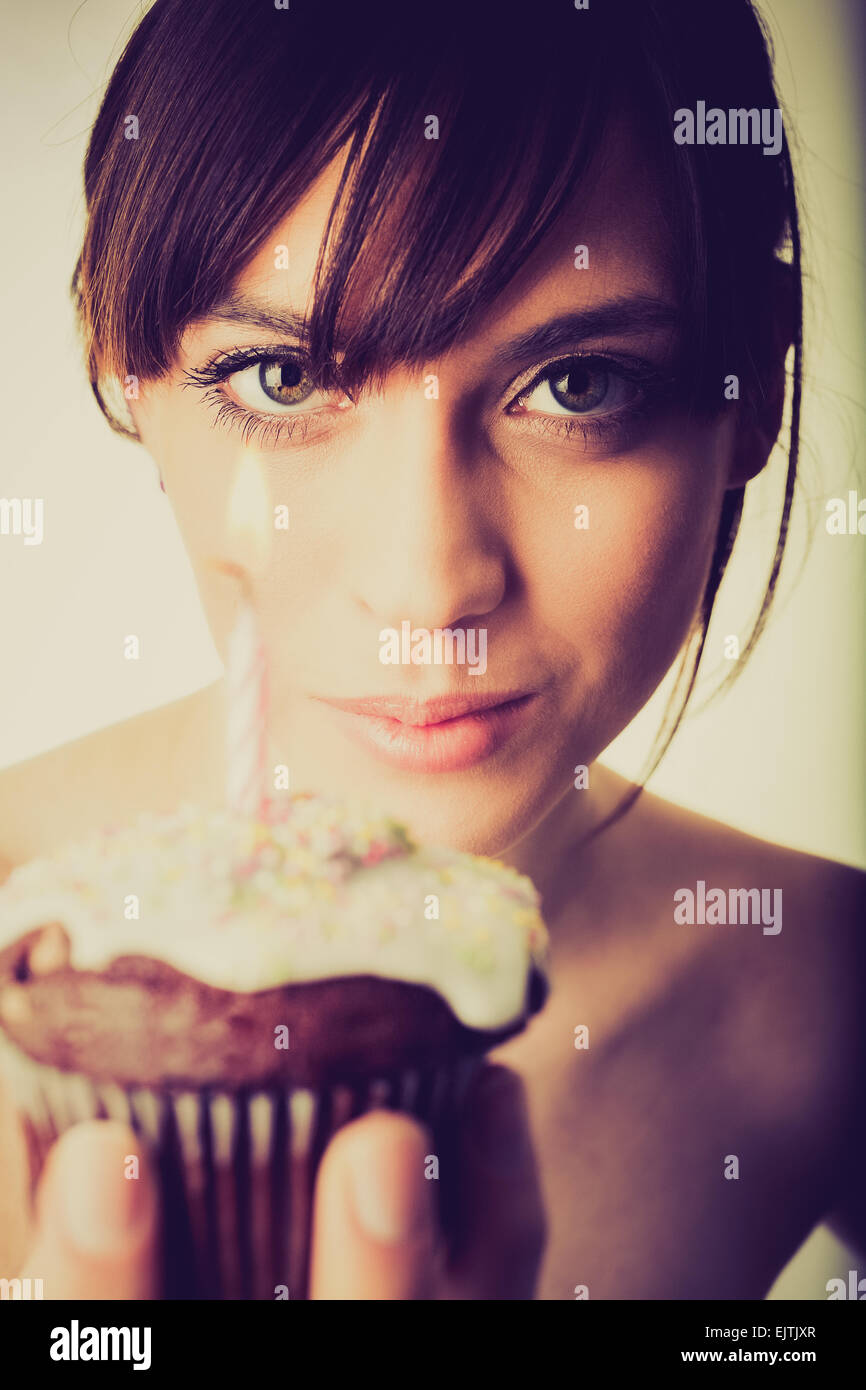 Primo compleanno o anniversario metafora con buona Cerchi donna tenendo la torta di compleanno. Foto Stock