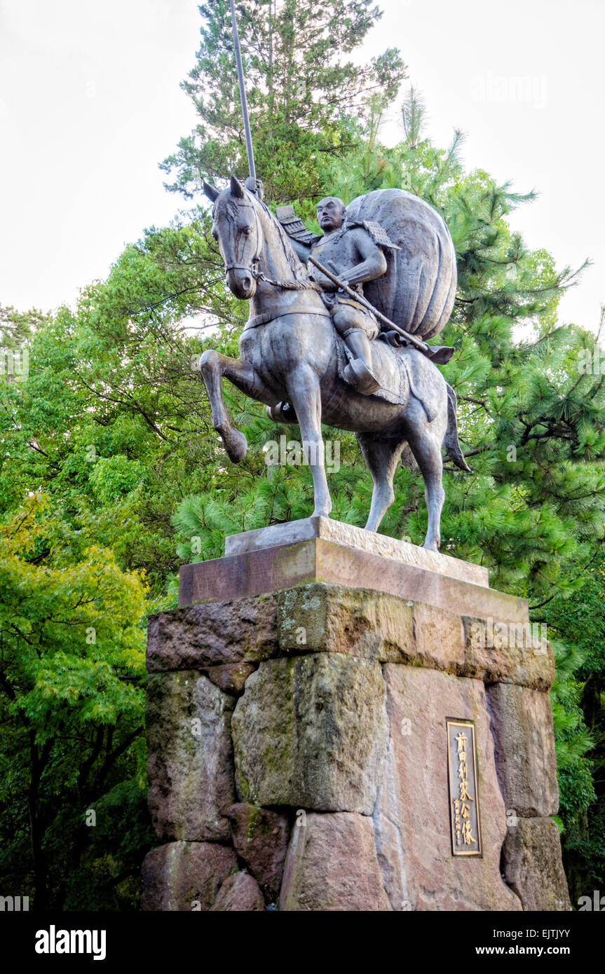 Statua di un samurai signore, indossare la corazza, a cavallo. Il Giappone; Giapponese daimyo (provinciale righello); figura storica; daimyo statua; cavaliere a cavallo Foto Stock