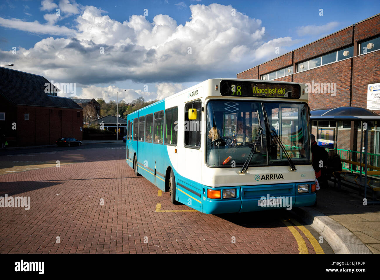 Tipico autobus inglese azionato da arriva a nord-ovest di chiamate in presso la stazione degli autobus di una piccola cittadina inglese. Il Cheshire, Inghilterra, Regno Unito; servizio bus; fermata bus Foto Stock