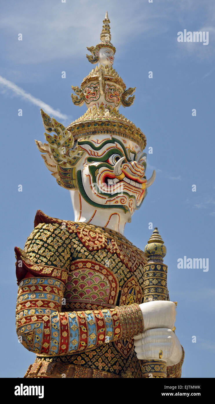 Questa statua è un riparo al di fuori il Chedi al Grand Palace. Costruito come il luogo del riposo finale per il Buddha di Smeraldo. Foto Stock