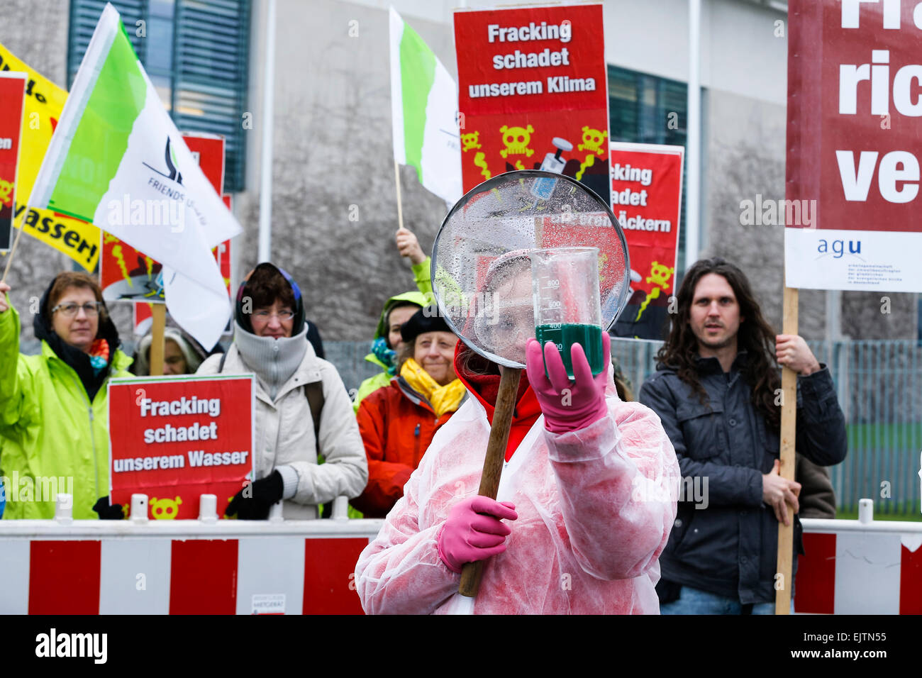 Berlino, Germania. 1 aprile, 2015. Diverse organizzazioni dimostrare di fronte alla cancelleria tedesca contro fracking a Berlino, in Germania il 01 aprile 2015. Credito: reynaldo chaib paganelli/alamy live news Foto Stock