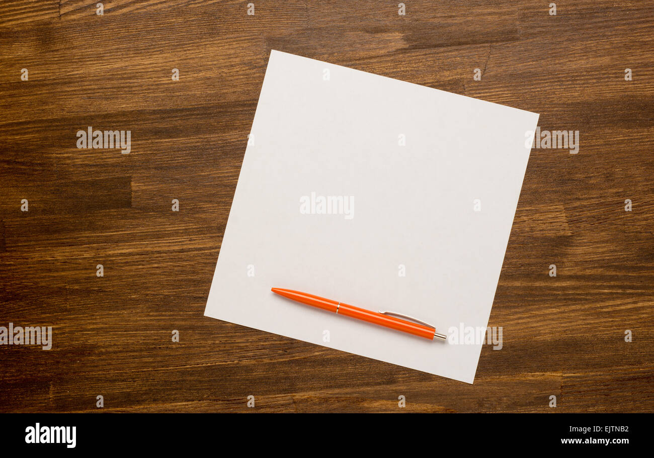 Vecchia carta con la penna sul tavolo di legno Foto Stock