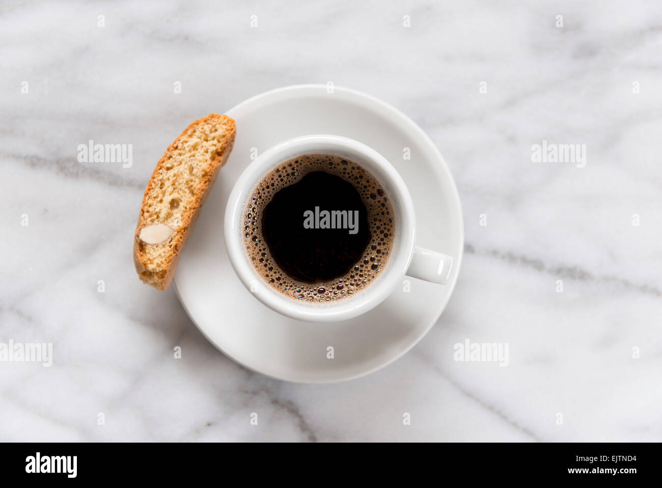 Il caffè nero su un piano di lavoro in marmo, con biscotti biscotto Foto Stock