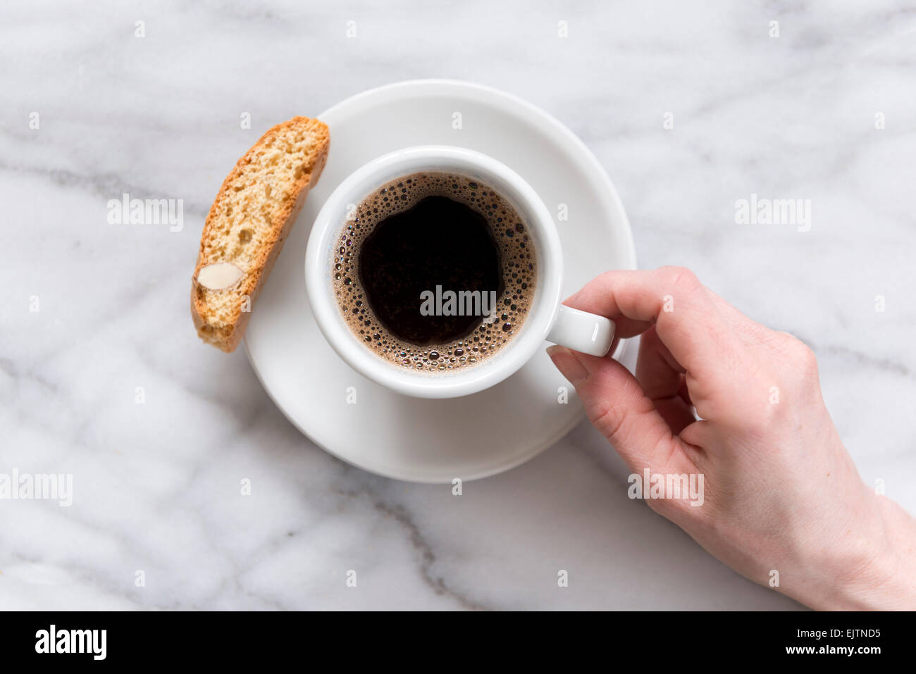 Il caffè nero su un piano di lavoro in marmo, con biscotti biscotto Foto Stock