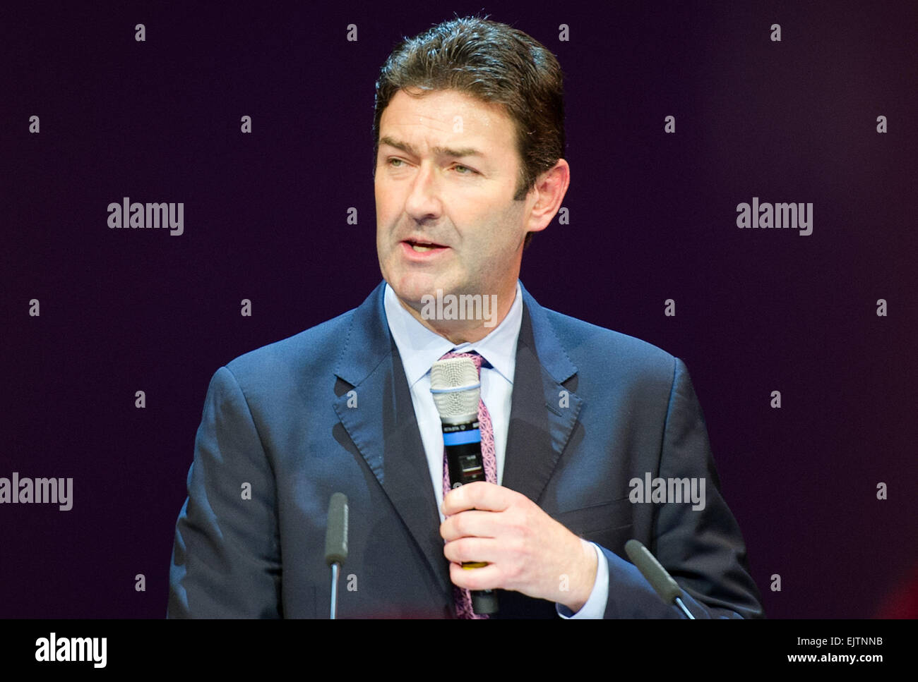 McDonald's Global CEO Steve Easterbrook parla al pubblico al momento della riapertura del McDonald's succursale all'aeroporto di Frankfurt am Main, Germania, 30 marzo 2015. Foto: Christoph Schmidt/dpa Foto Stock