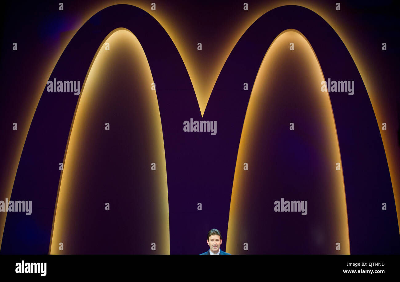 McDonald's Global CEO Steve Easterbrook parla al pubblico al momento della riapertura del McDonald's succursale all'aeroporto di Frankfurt am Main, Germania, 30 marzo 2015. Foto: Christoph Schmidt/dpa Foto Stock