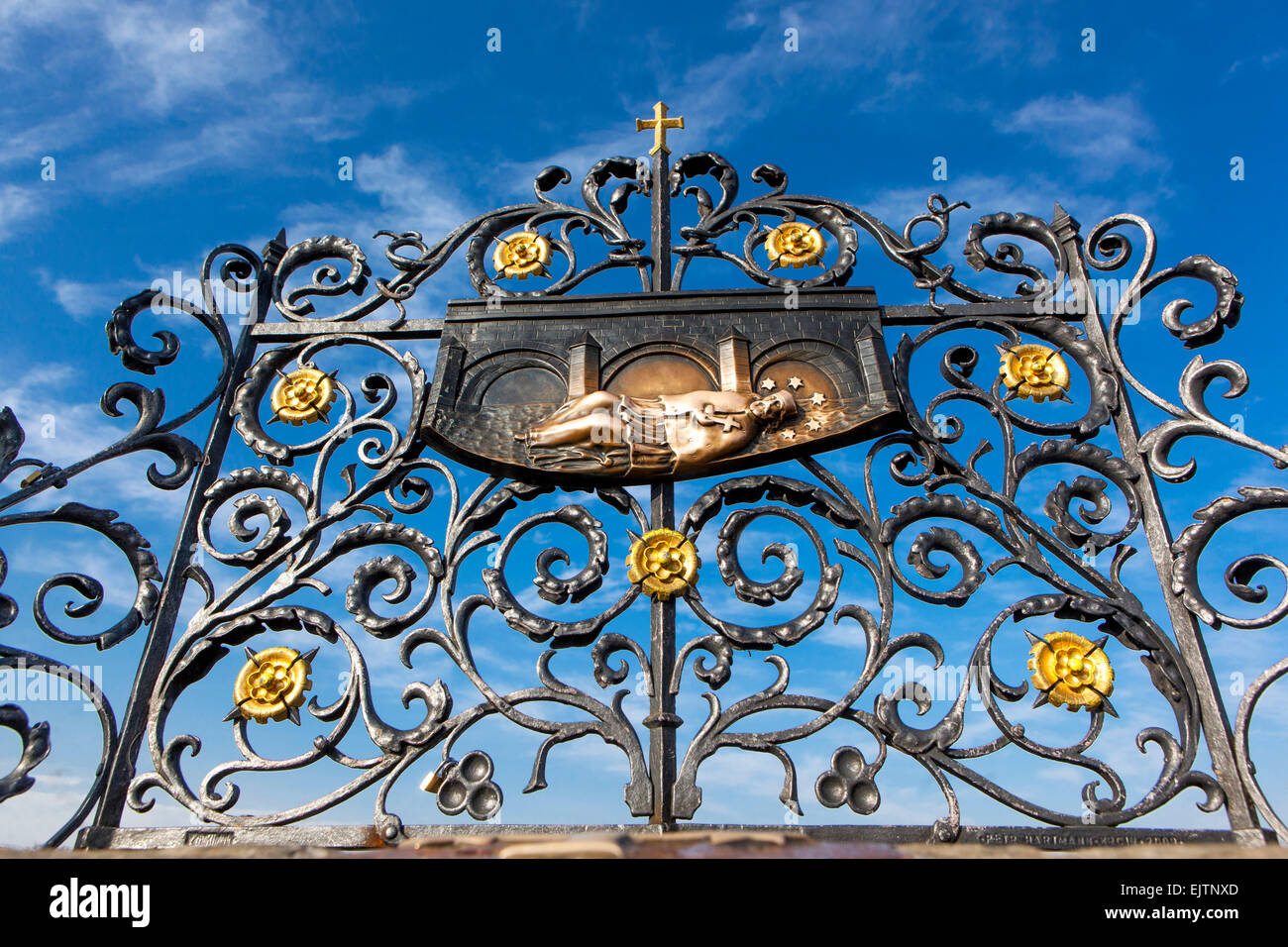 La griglia di ferro con un rilievo, dove secondo la leggenda fu gettato nel fiume San Giovanni di Nepomuk, Charles Bridge, Praga Repubblica Ceca Europa Foto Stock