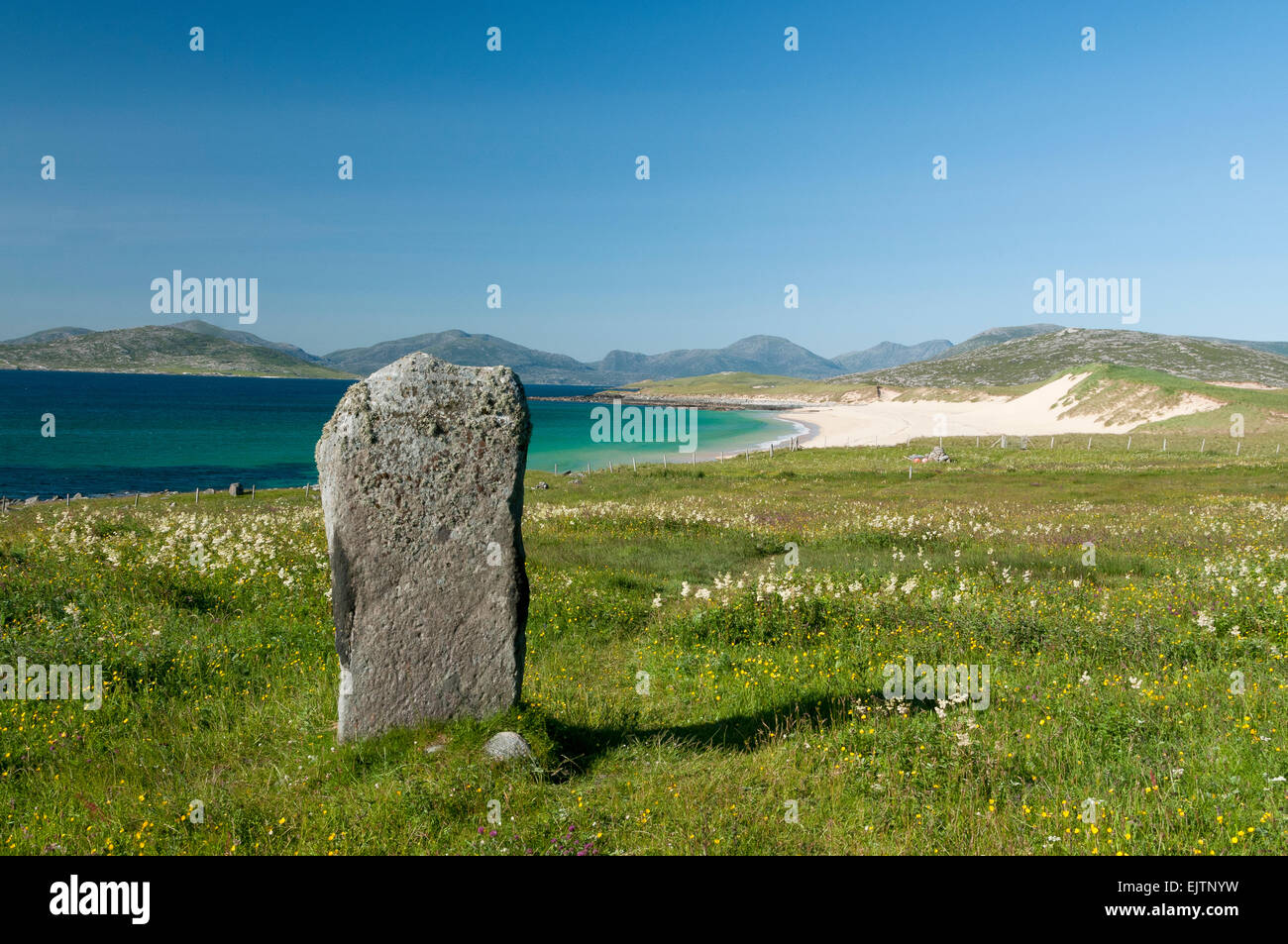 Clach steineagaidh pietra permanente con machair Isle of Harris Foto Stock