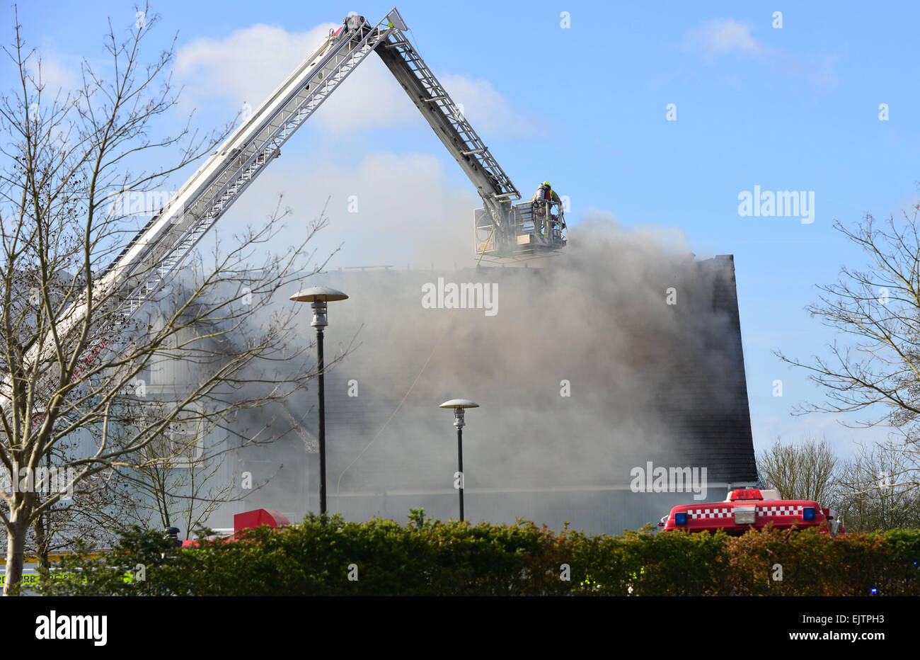 Il Villaggio di Bicester, Oxfordshire, Regno Unito. 1 Aprile, 2015. Sette motori Fire furono chiamati a combattere un incendio scoppiato mercoledì mattina nel ristorante Carluccio's a Bicester Village. Credito: Caterina marrone/Alamy Live News Foto Stock