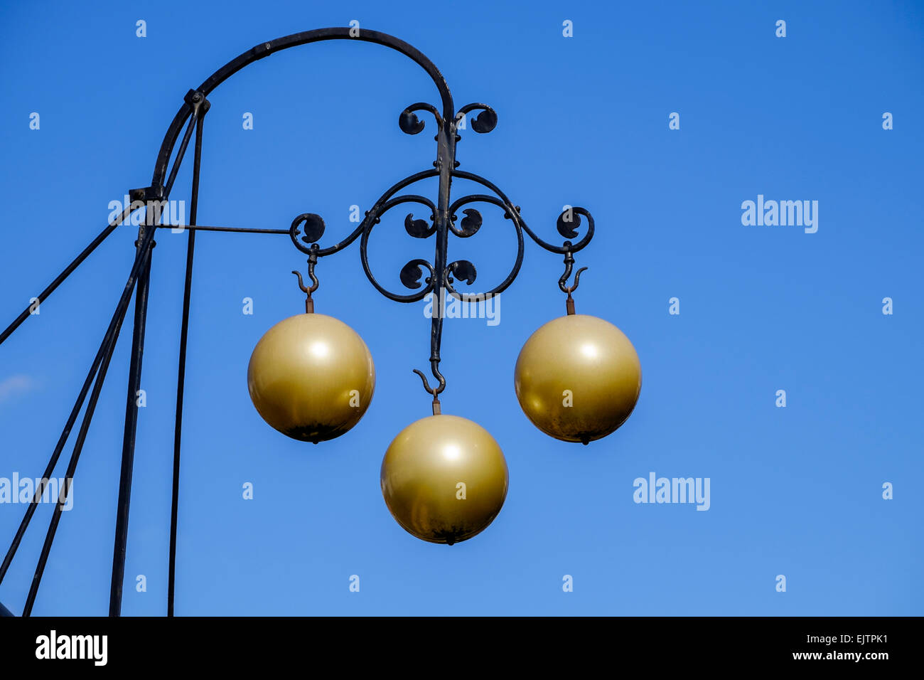 Pawnbrokers tradizionale segno. Tre sfere di oro Foto Stock