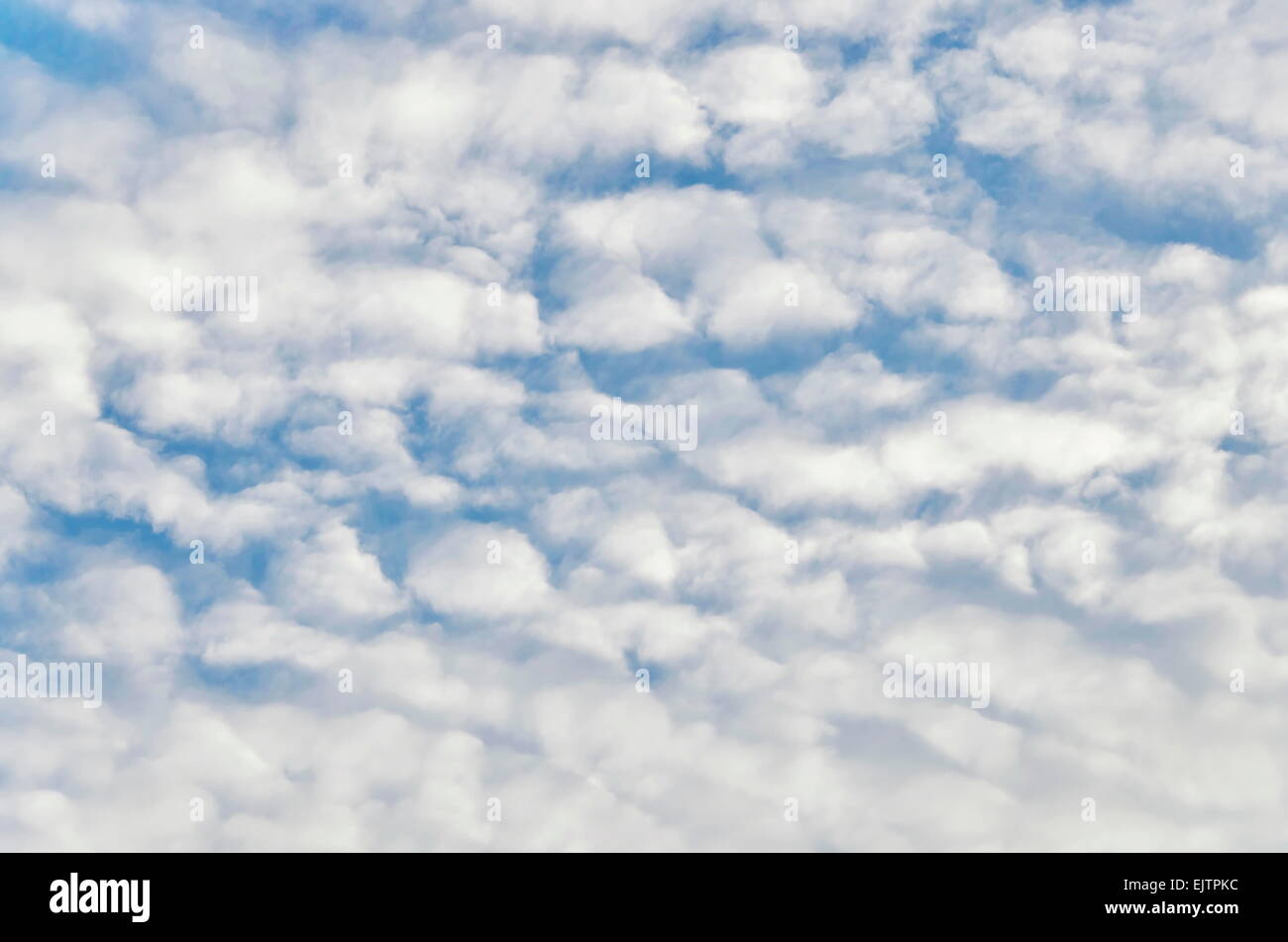 Il cielo blu con qualche bianco puffy nuvole Foto Stock