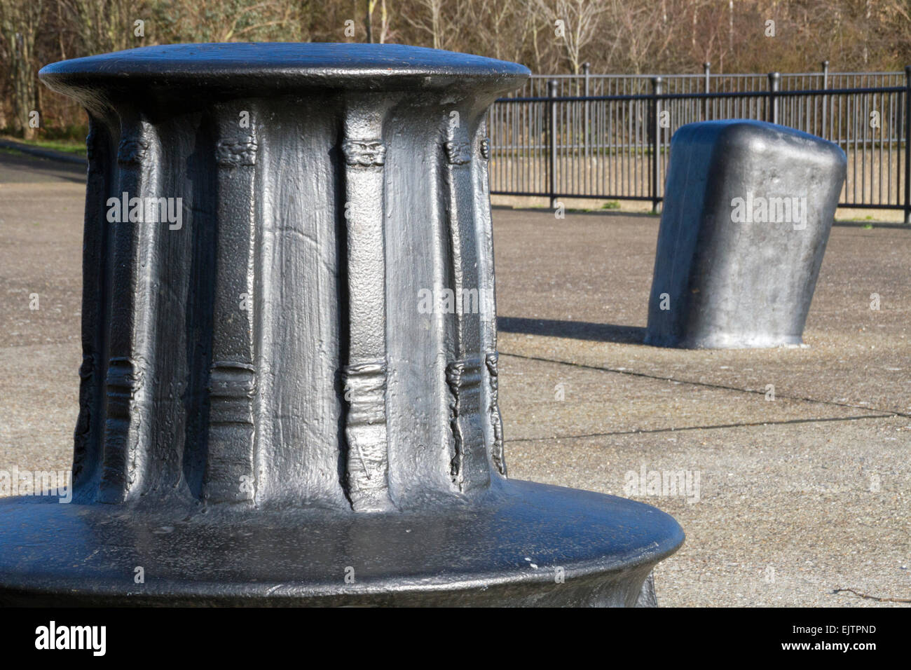 Vecchio argano e bollard, East India Dock bacino, Londra Foto Stock