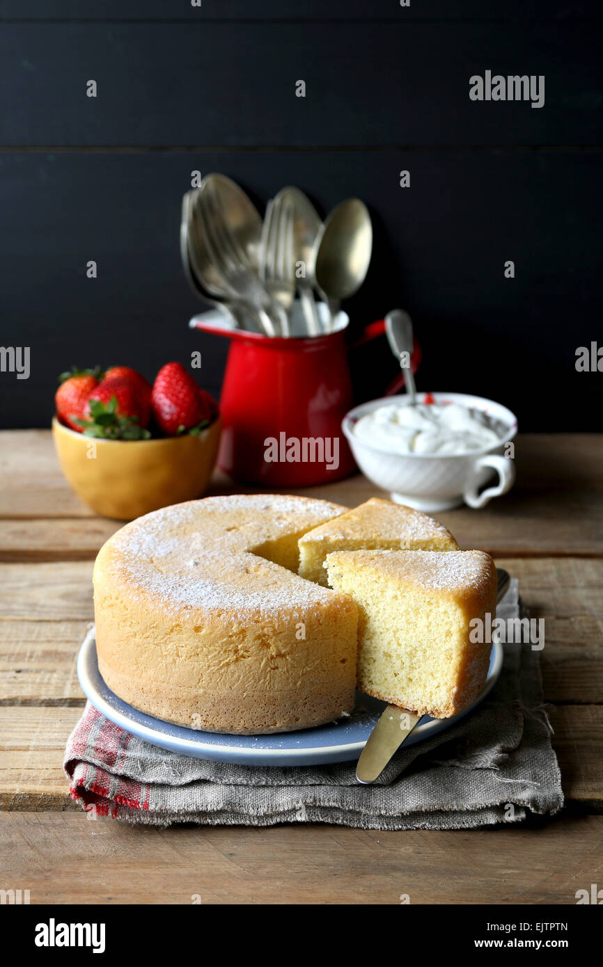 Appena sfornato il pan di spagna con panna e fragola Foto Stock