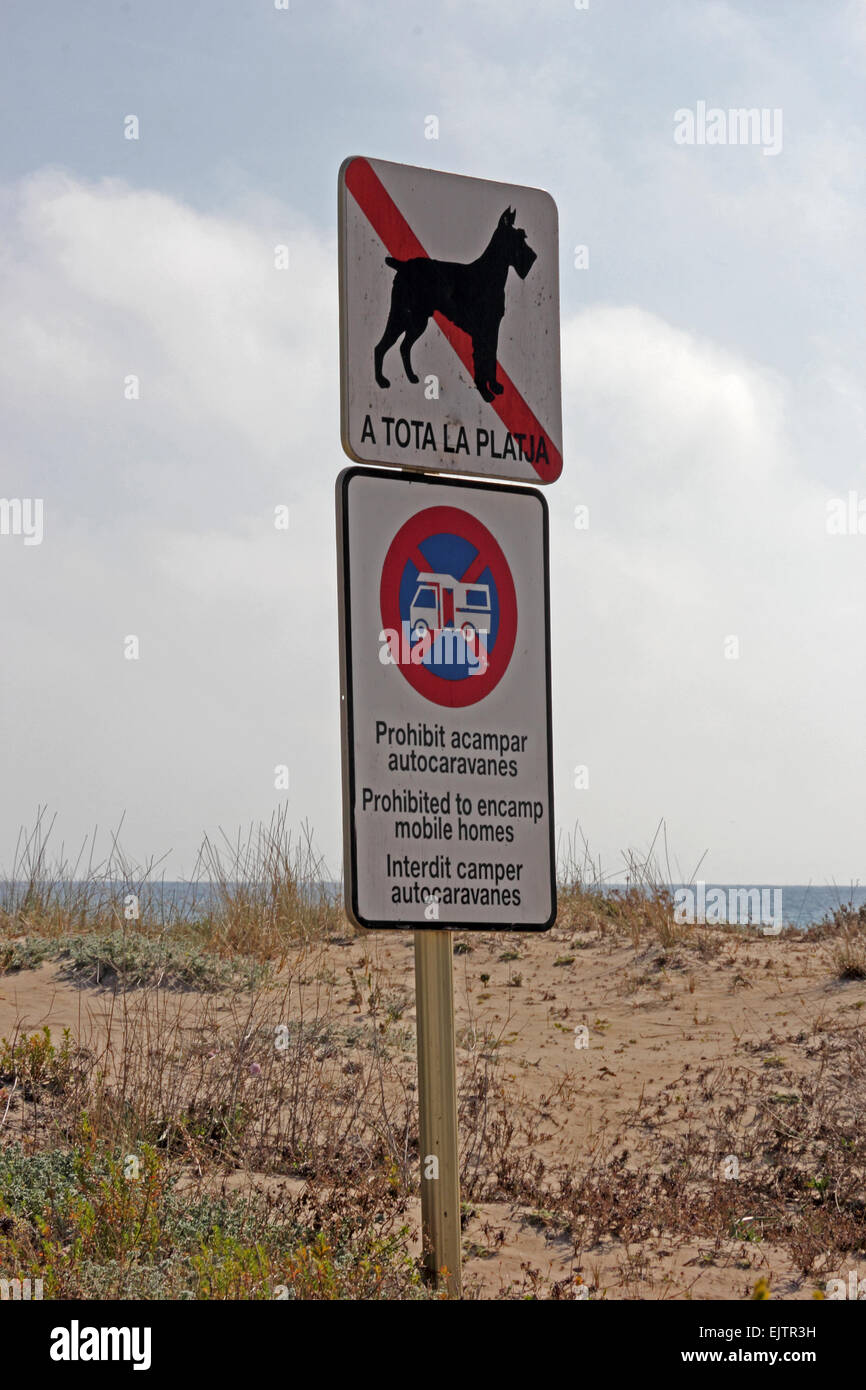 Segno che limitano i cani, camping e camper da spiaggia, Spagna Foto Stock