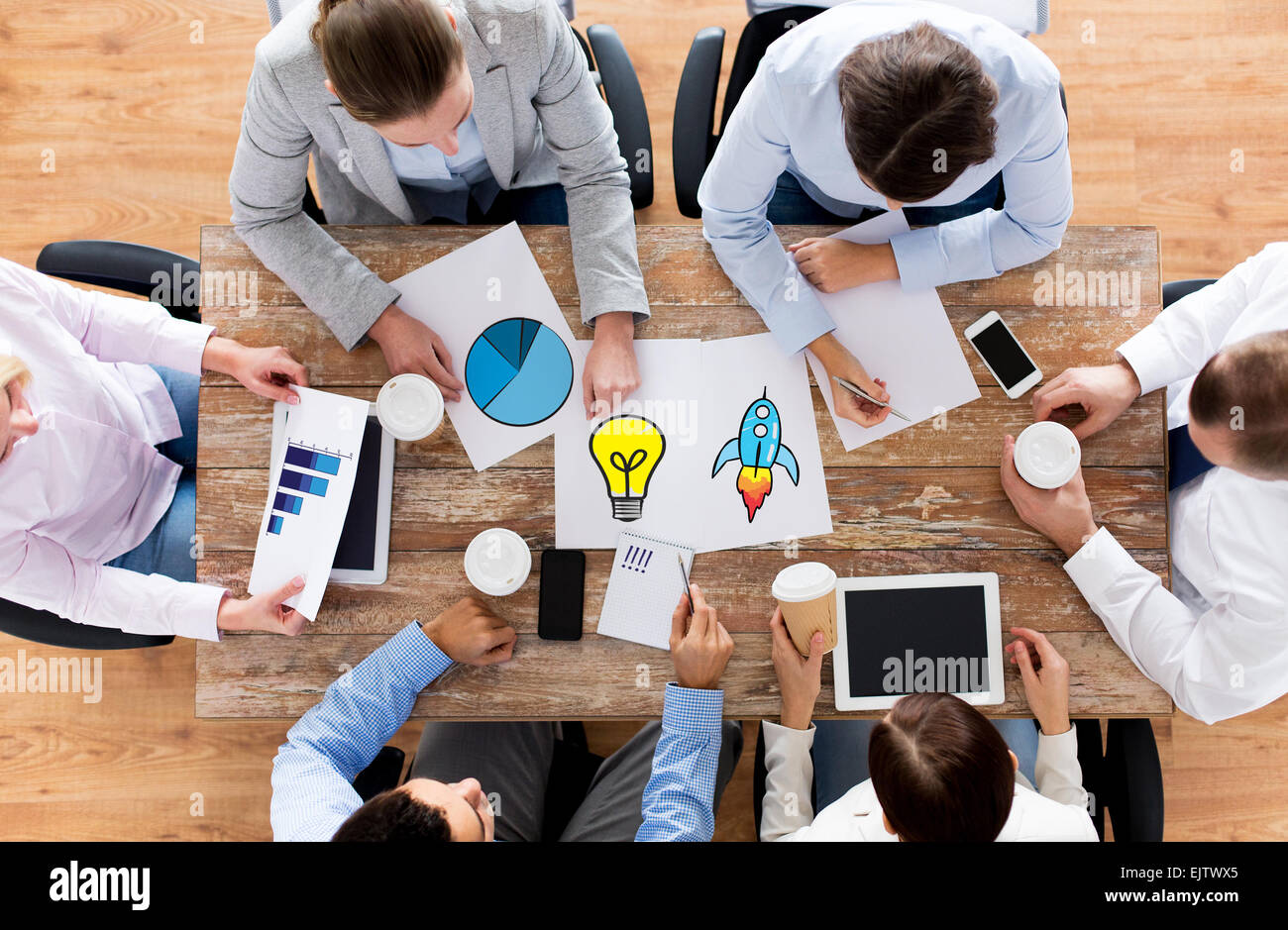 Chiusura del team Aziende con caffè e giornali Foto Stock