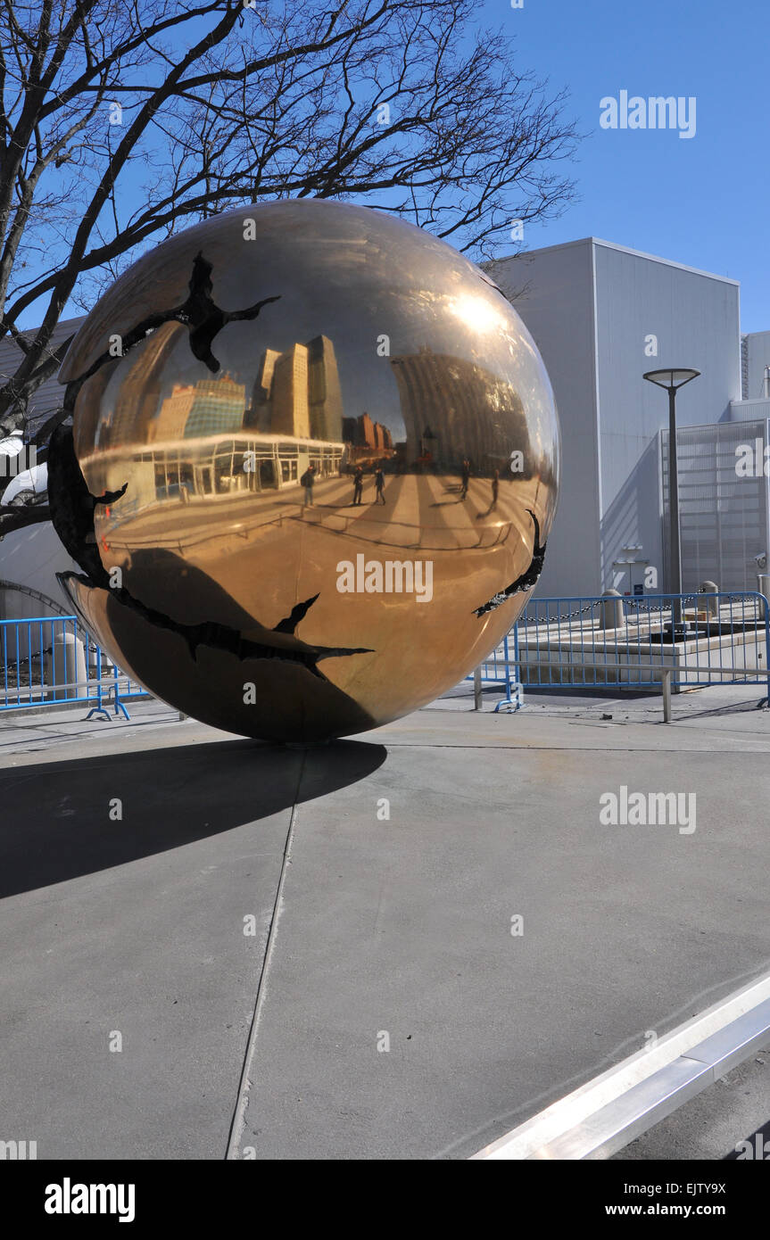 Statua del globo, ingresso al Palazzo delle Nazioni Unite a New York, Stati Uniti d'America Foto Stock