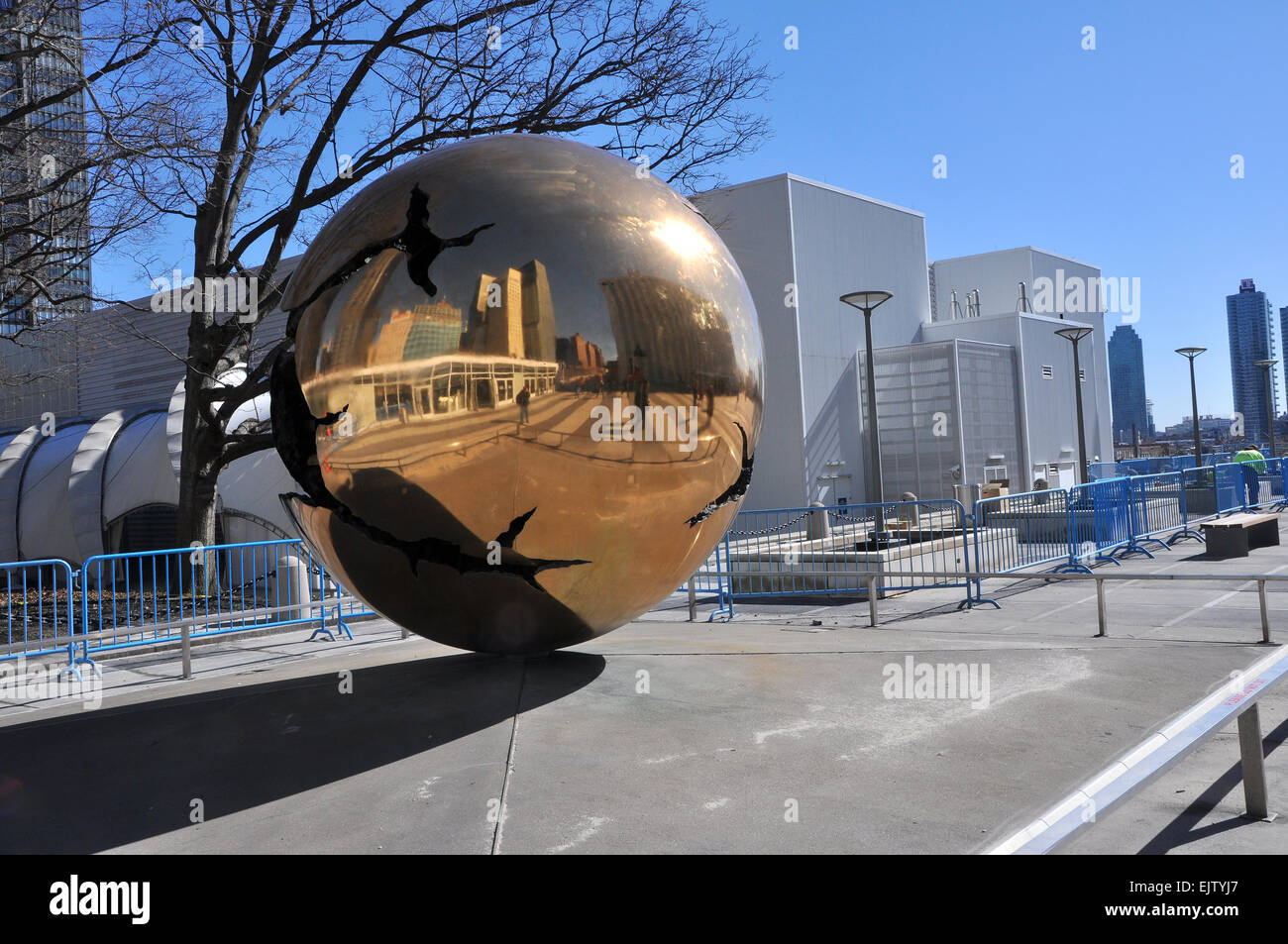 Statua del globo, ingresso al Palazzo delle Nazioni Unite a New York, Stati Uniti d'America Foto Stock