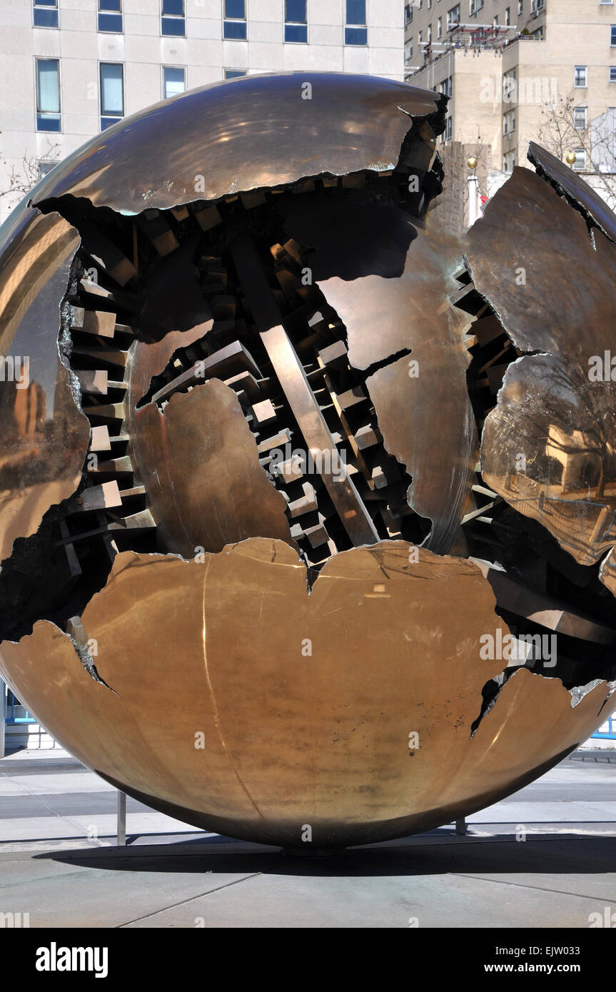 Statua del globo, ingresso al Palazzo delle Nazioni Unite a New York, Stati Uniti d'America Foto Stock