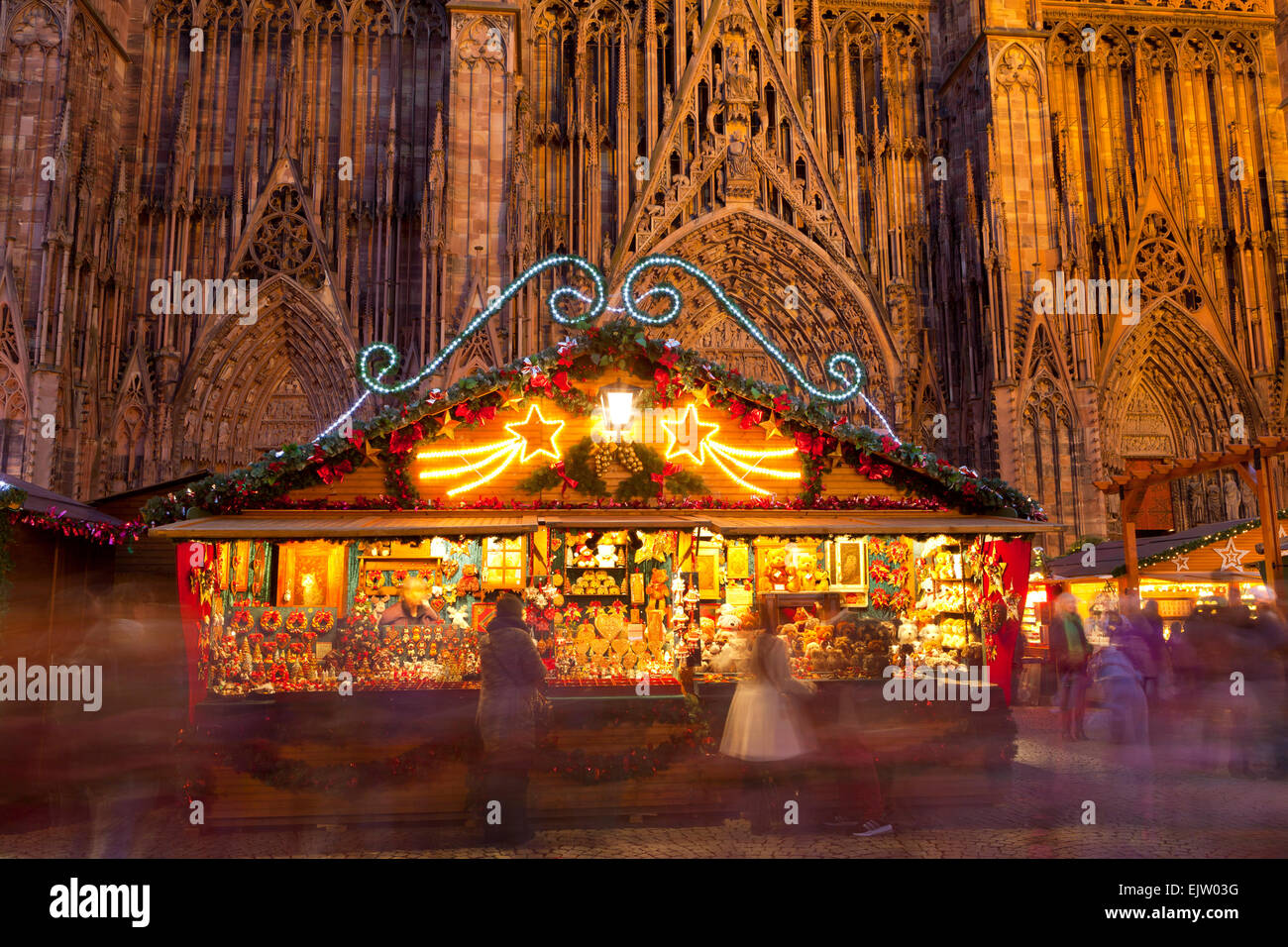 Mercatino di Natale di fronte alla cattedrale di Strasburgo, Strasburgo, Alsazia, Francia Foto Stock