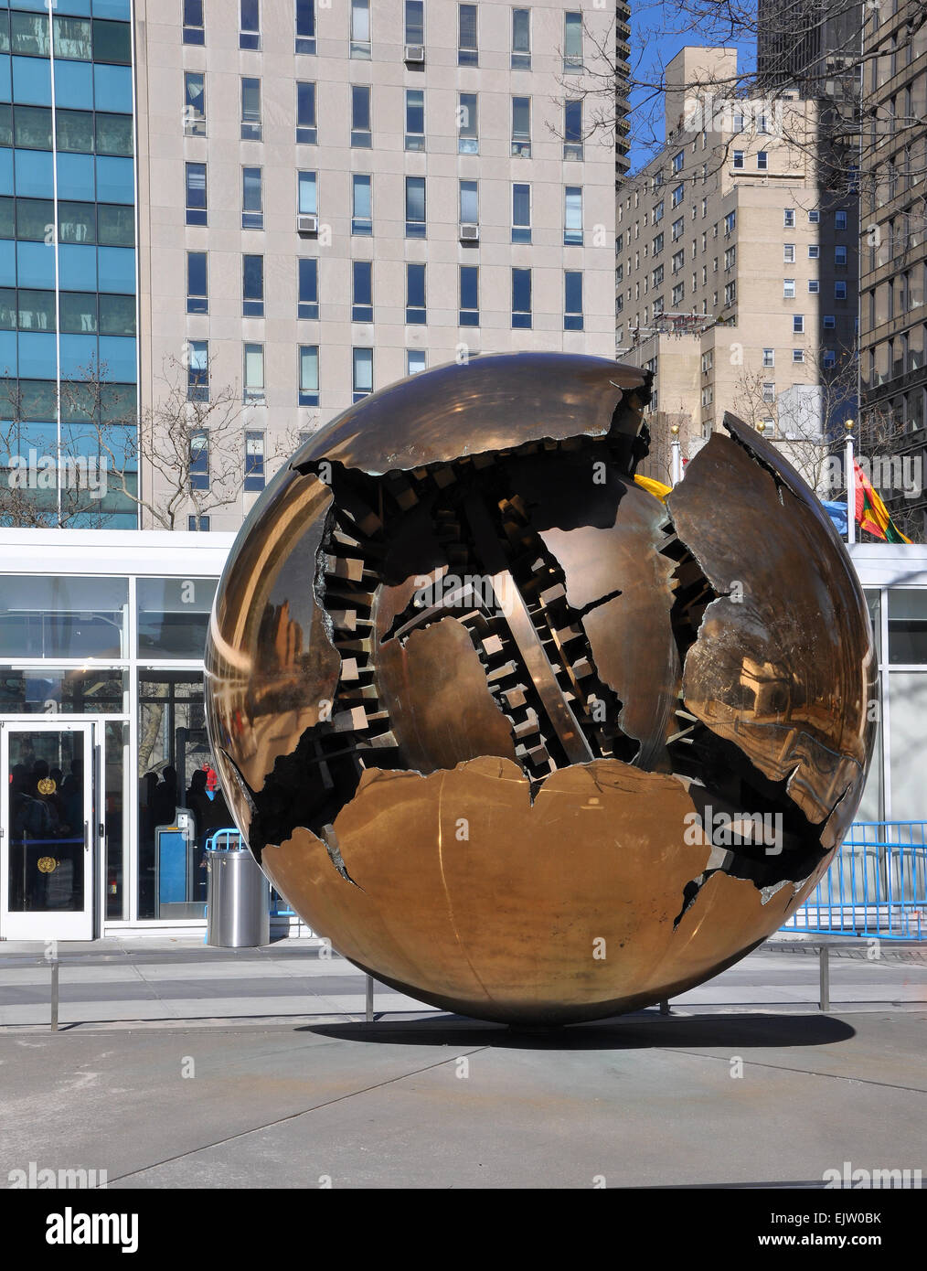 Statua del globo, ingresso al Palazzo delle Nazioni Unite a New York, Stati Uniti d'America Foto Stock
