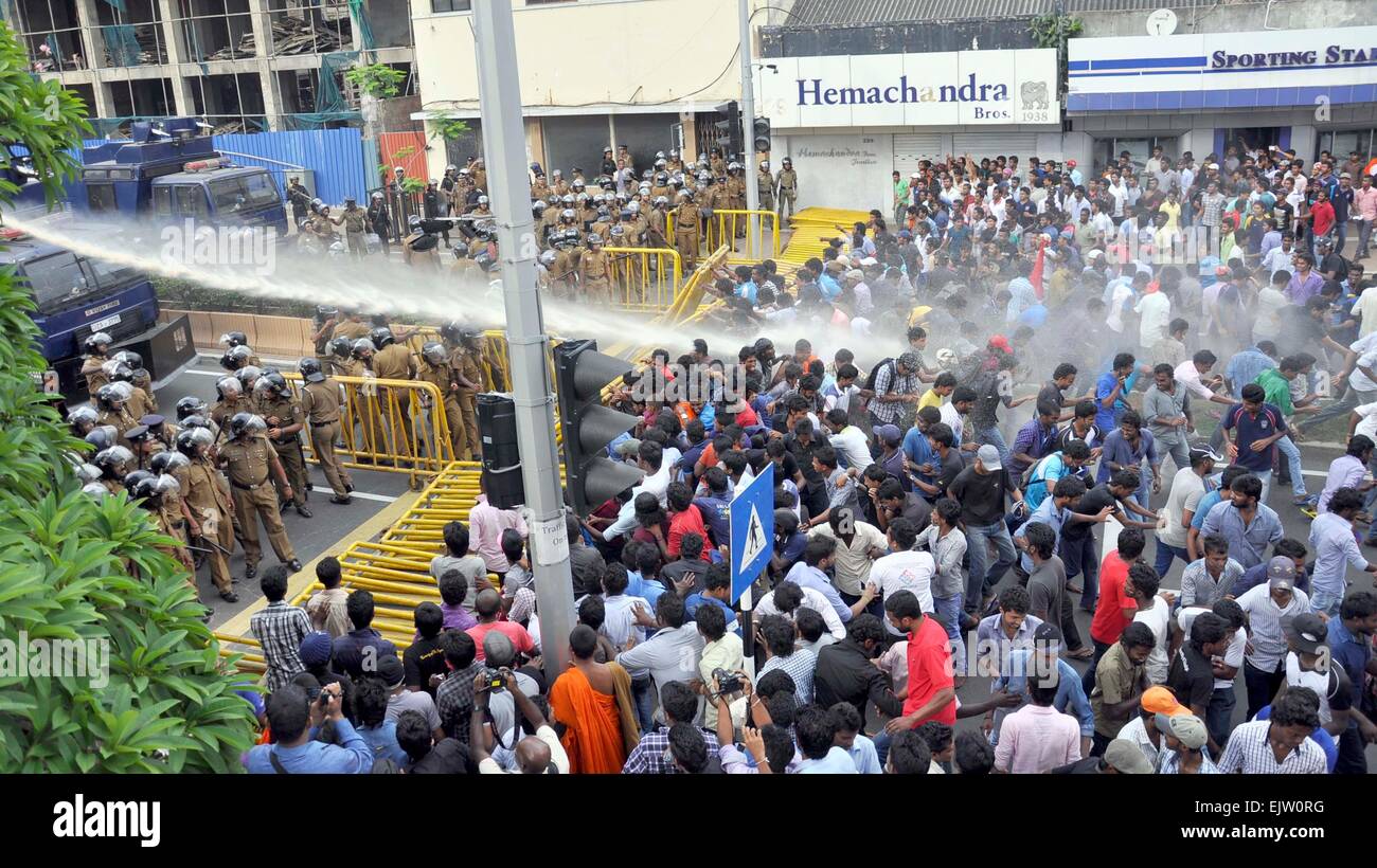 (150401) -- COLOMBO, 1 aprile 2015 (Xinhua) -- Gli studenti si scontrano con la polizia in Colombo, Sri Lanka, 31 marzo 2015. Il governo dello Sri Lanka sulla polizia Mercoledì ha lanciato un'indagine per i violenti scontri che è scoppiata tra enti locali gli studenti universitari e le forze di polizia su Martedì risultante in diverse lesioni. Centinaia di studenti universitari hanno protestato per le strade della capitale Colombo martedì invitando il nuovo governo a rispondere alle richieste per garantire diritti degli allievi i. (Xinhua/Gayan Sameera)(dh) Foto Stock